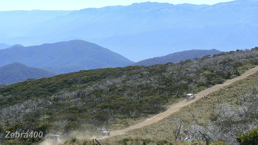 28-Zebra leads the convoy off Mt Pinnibar with Mt Kosciuszko in the background.JPG - 28-Zebra leads the convoy off Mt Pinnibar with Mt Kosciuszko in the background